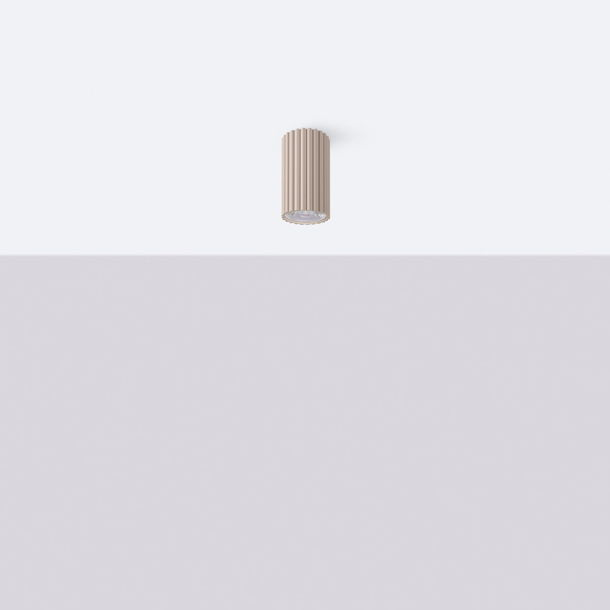 Plafonnier beige monté au plafond blanc, aperçu de loin, éteint.