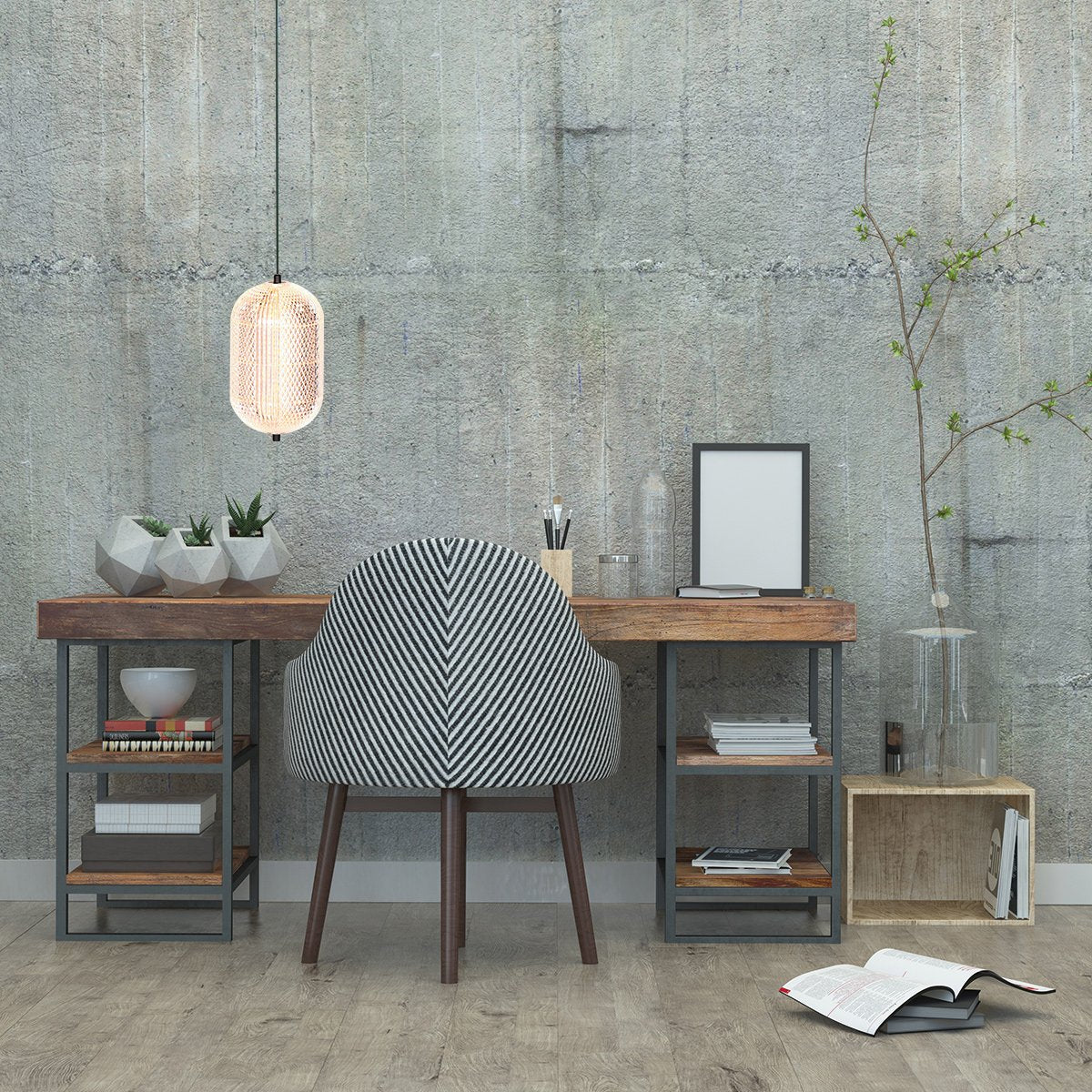 Mise en ambiance du luminaire suspendu au-dessus d'un bureau en bois devant un mur béton.