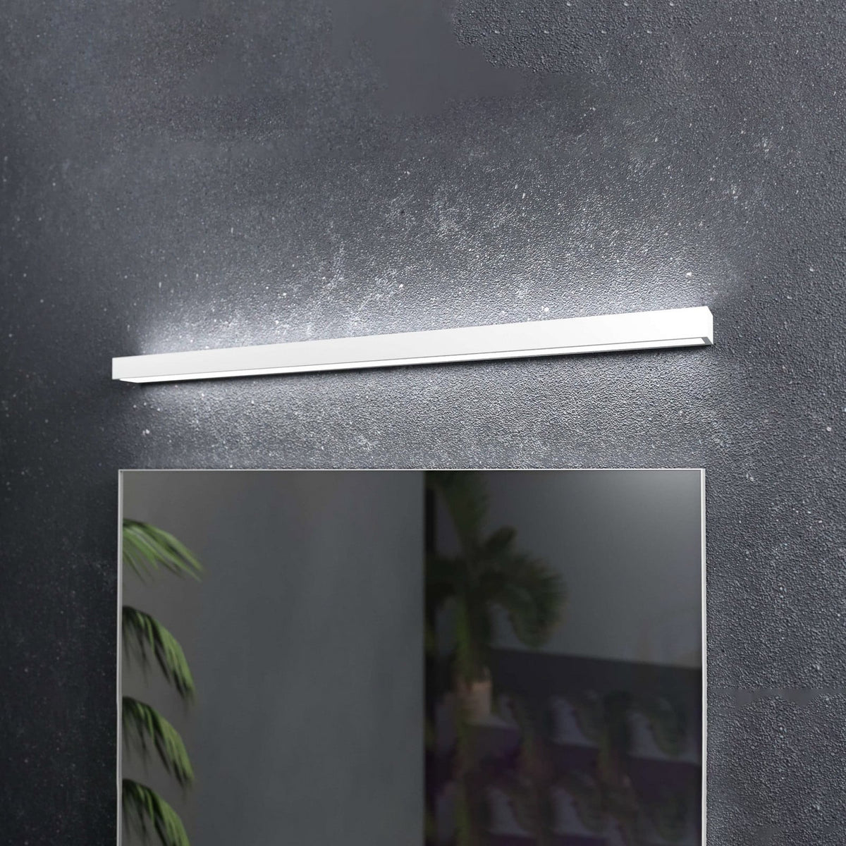 Vue de face de l'applique blanche au-dessus d'un miroir, sur mur sombre.