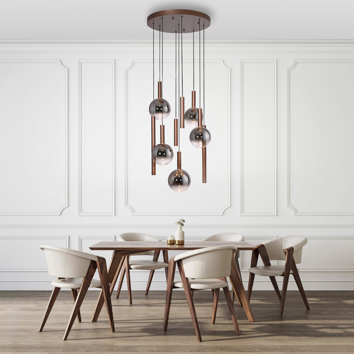 Mise en ambiance au-dessus d'une table à manger, suspension allumée dans un intérieur contemporain.