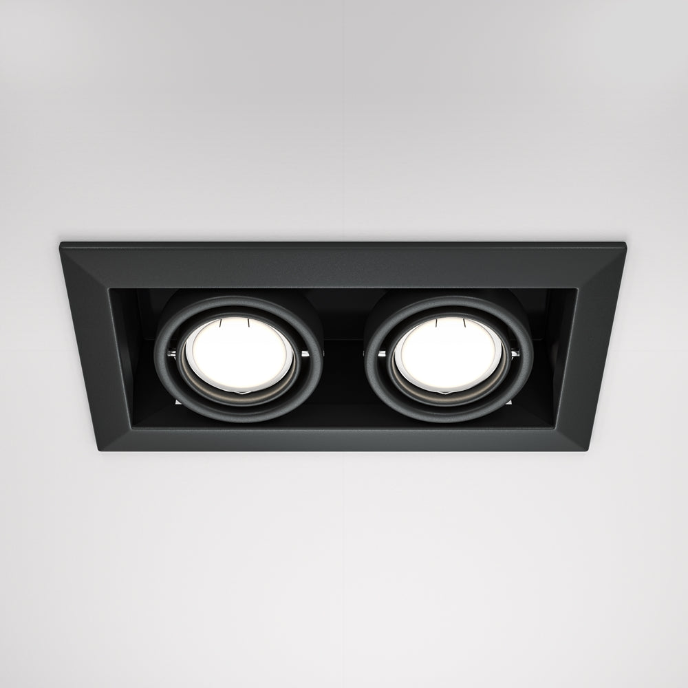 Vue légèrement inclinée du spot double noir installé dans un plafond blanc