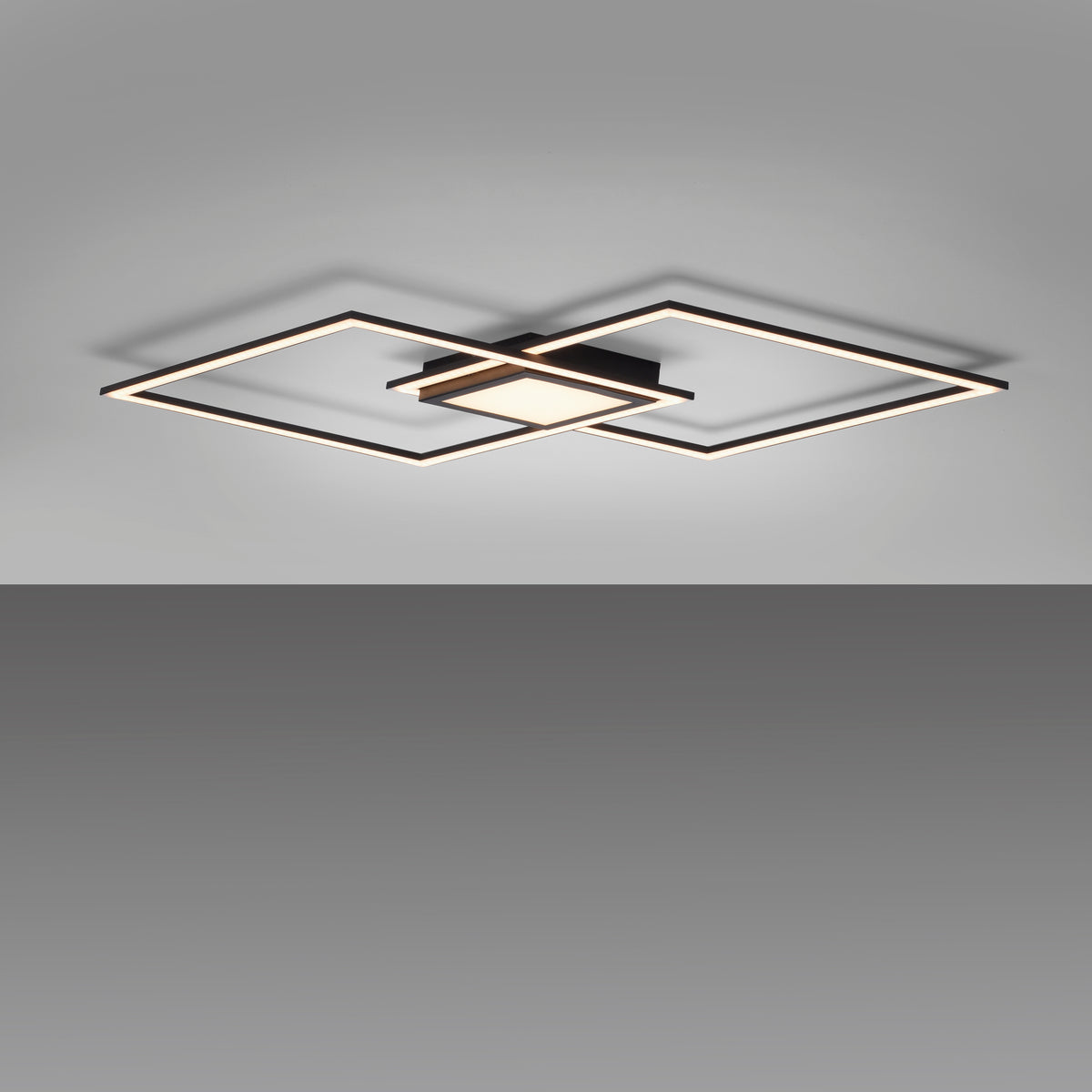 Produit allumé sur fond gris, lumière chaude et ombres portées au plafond