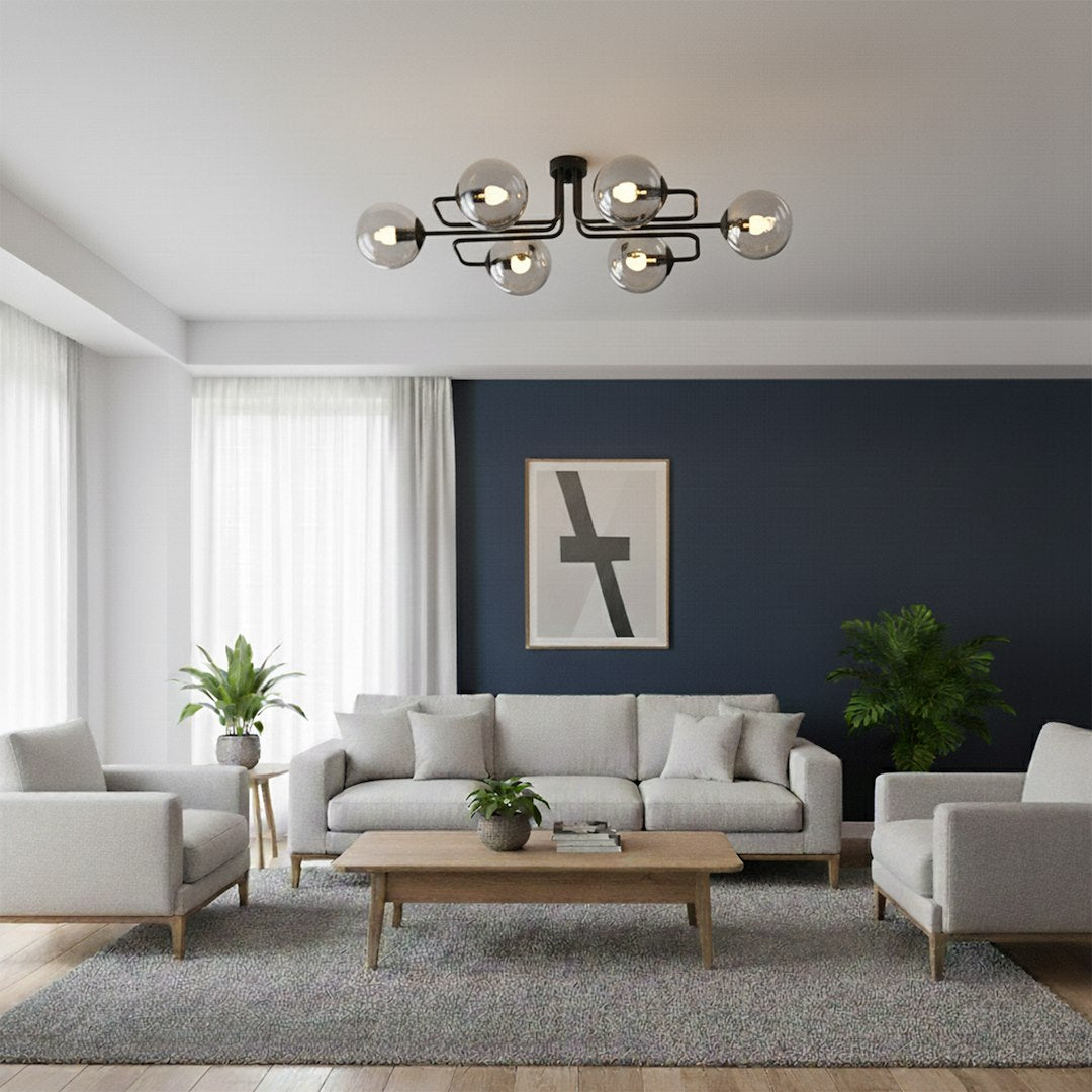 Mise en ambiance dans un salon moderne, plafonnier allumé au-dessus d'un canapé gris et mur bleu