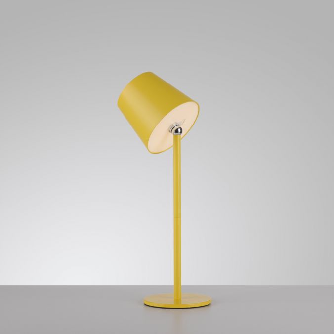 Lampe jaune sur fond gris, abat-jour orientable et socle circulaire fin