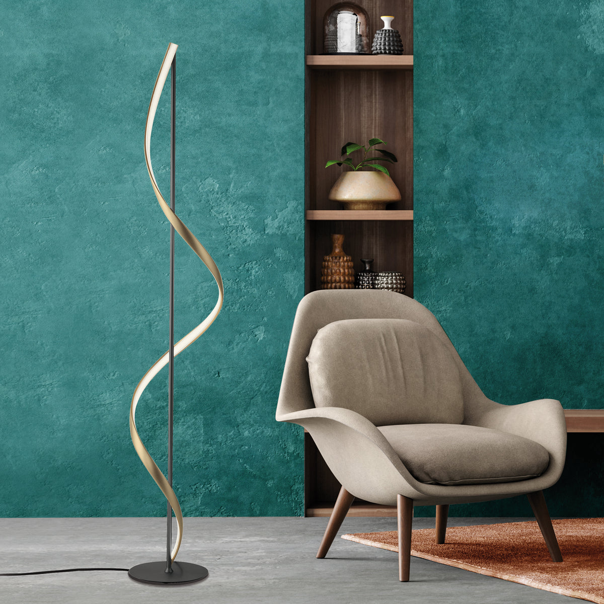 Mise en ambiance dans un salon avec fauteuil, étagère et mur vert.