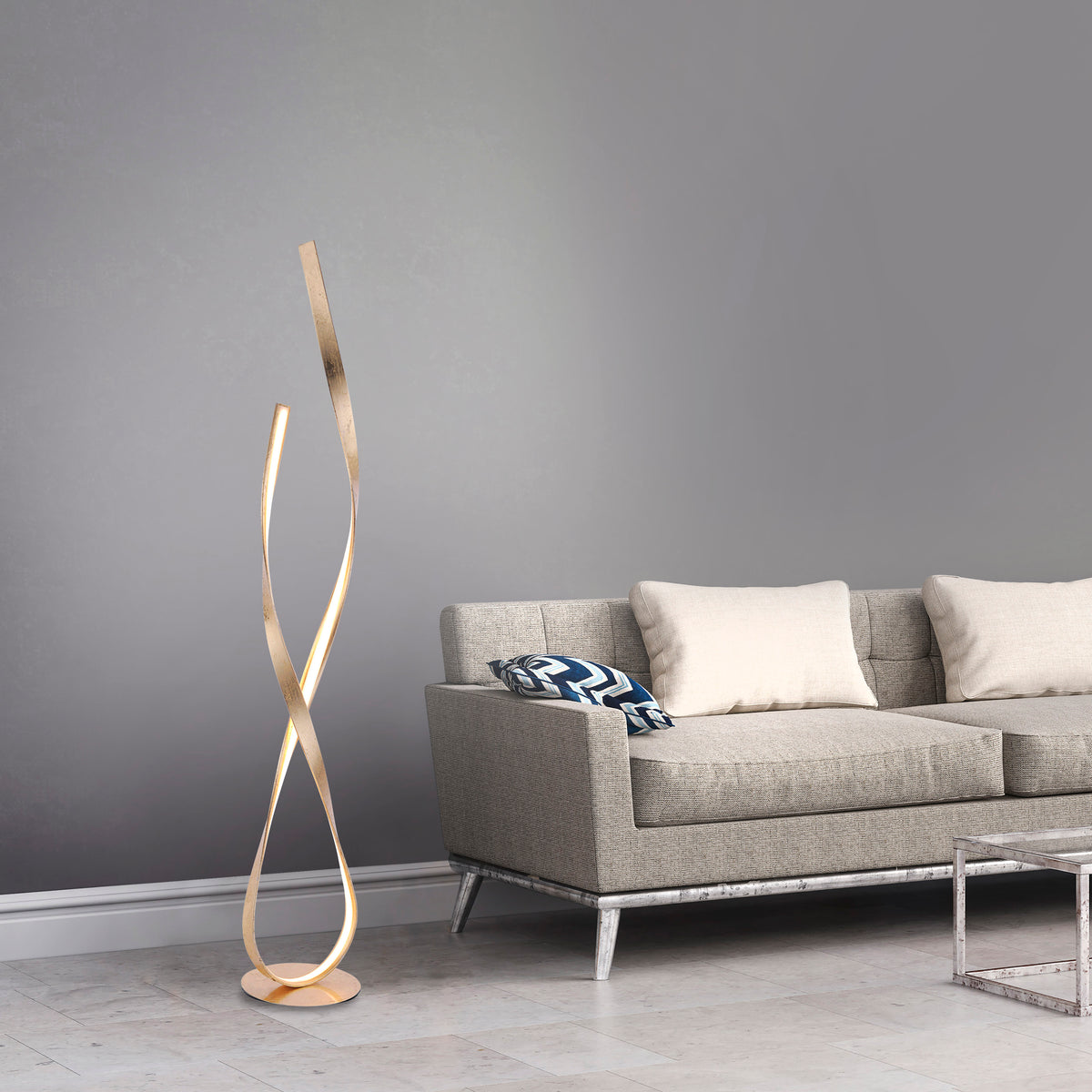 Mise en ambiance du lampadaire doré dans un salon moderne près d'un canapé gris.