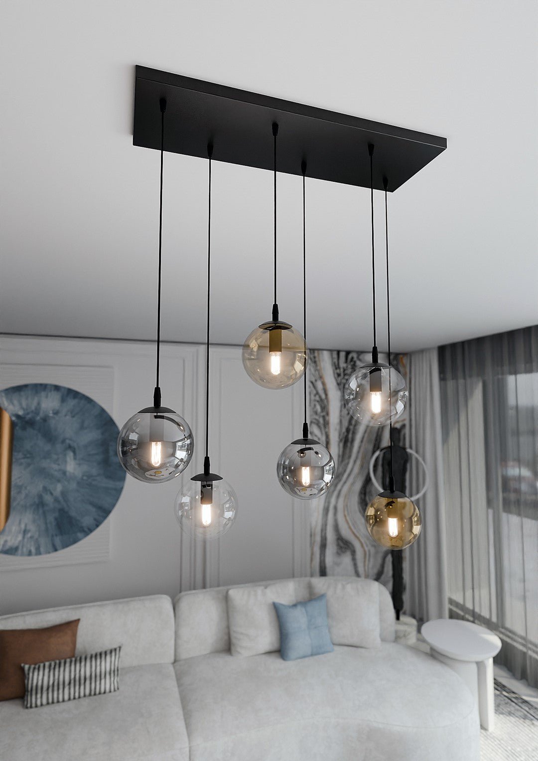 Plan rapproché en plafonnier dans un séjour contemporain, globes transparents et dorés
