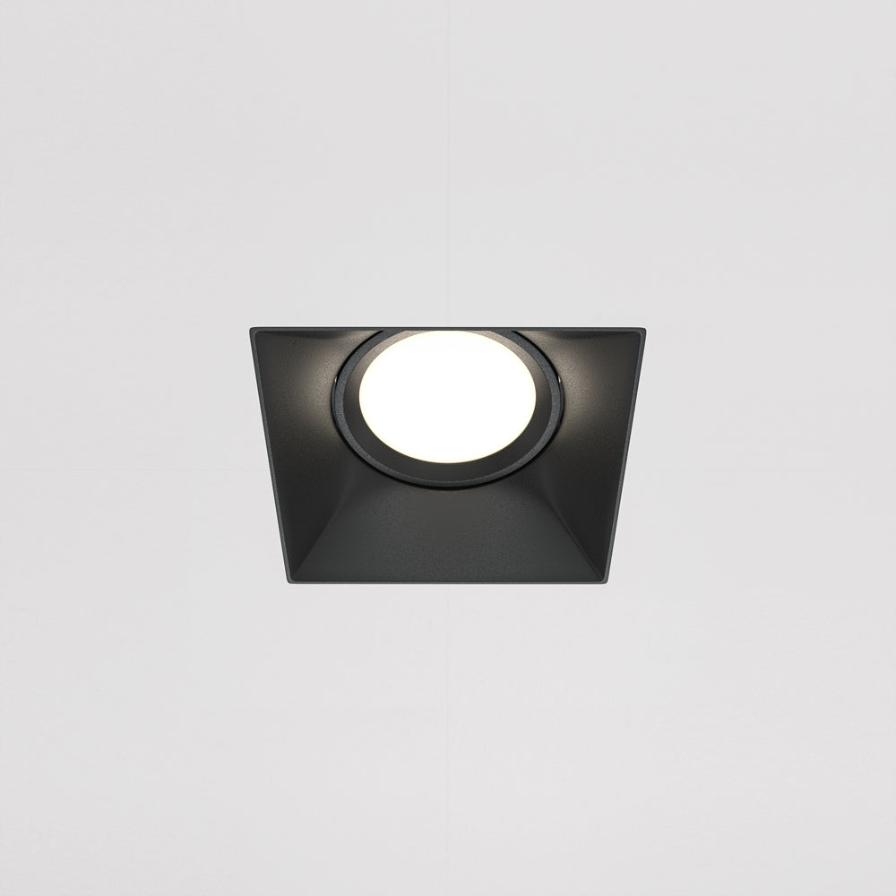 Vue frontale du projecteur carré encastré avec halo lumineux diffus