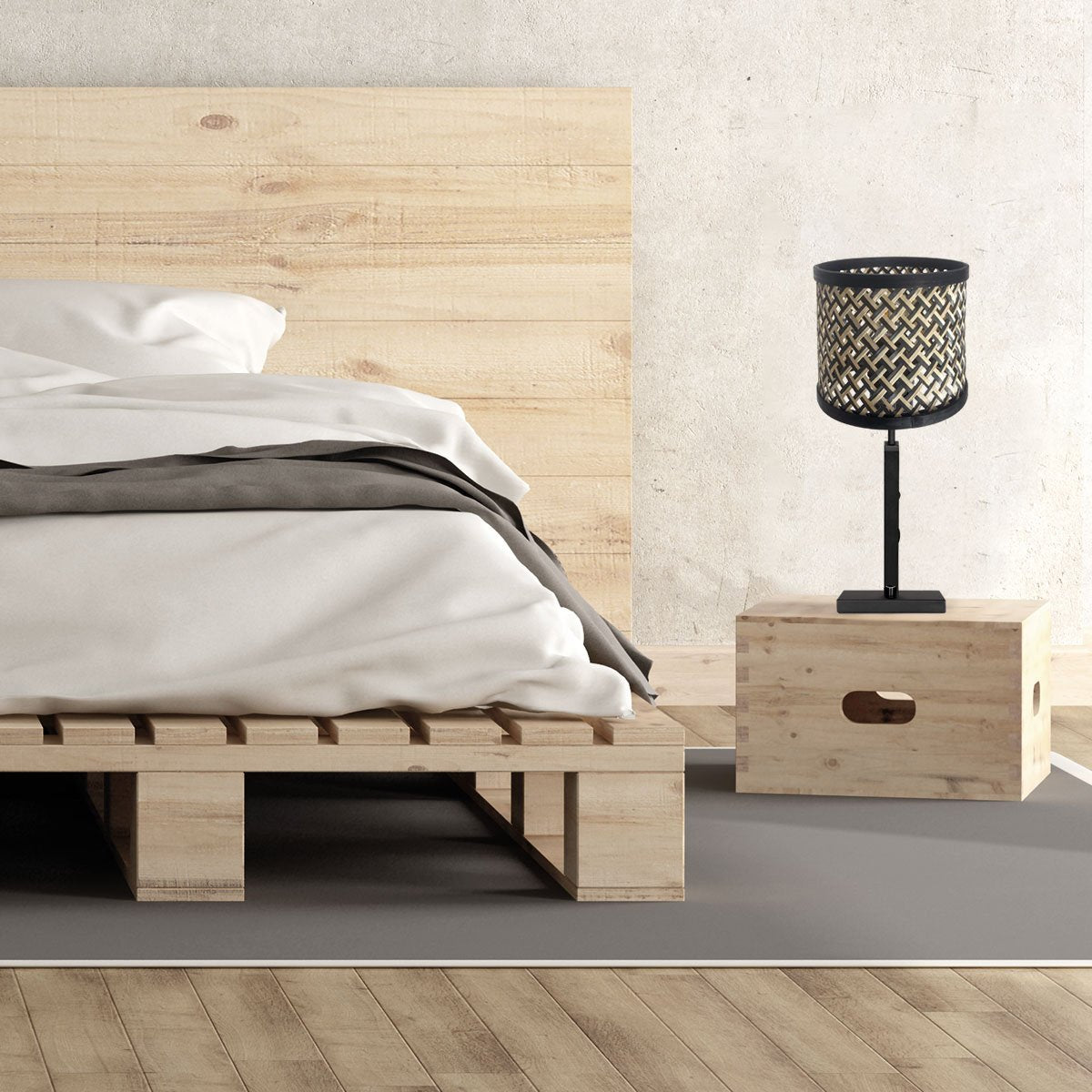 Mise en ambiance, lampe posée sur une caisse en bois près du lit
