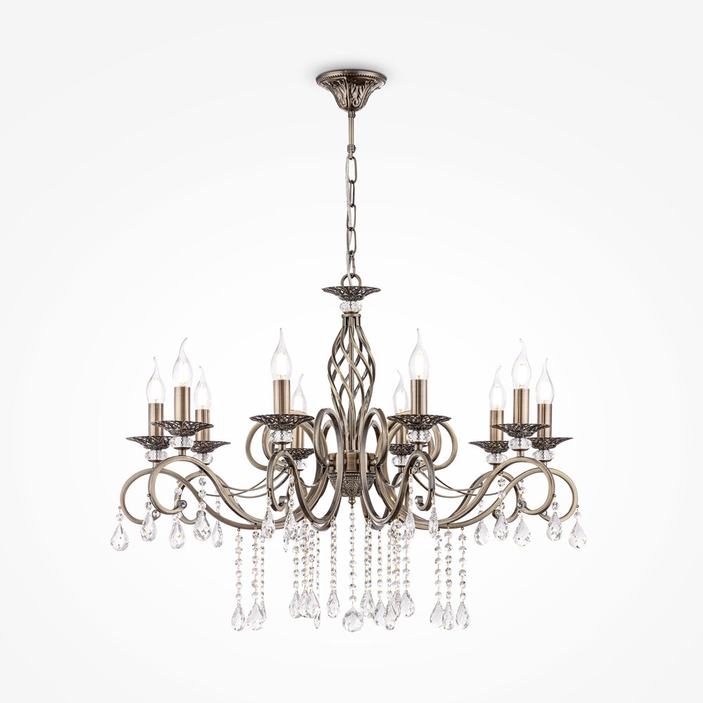 Lustre suspension à huit bras en bronze orné de cristaux et de bougies.