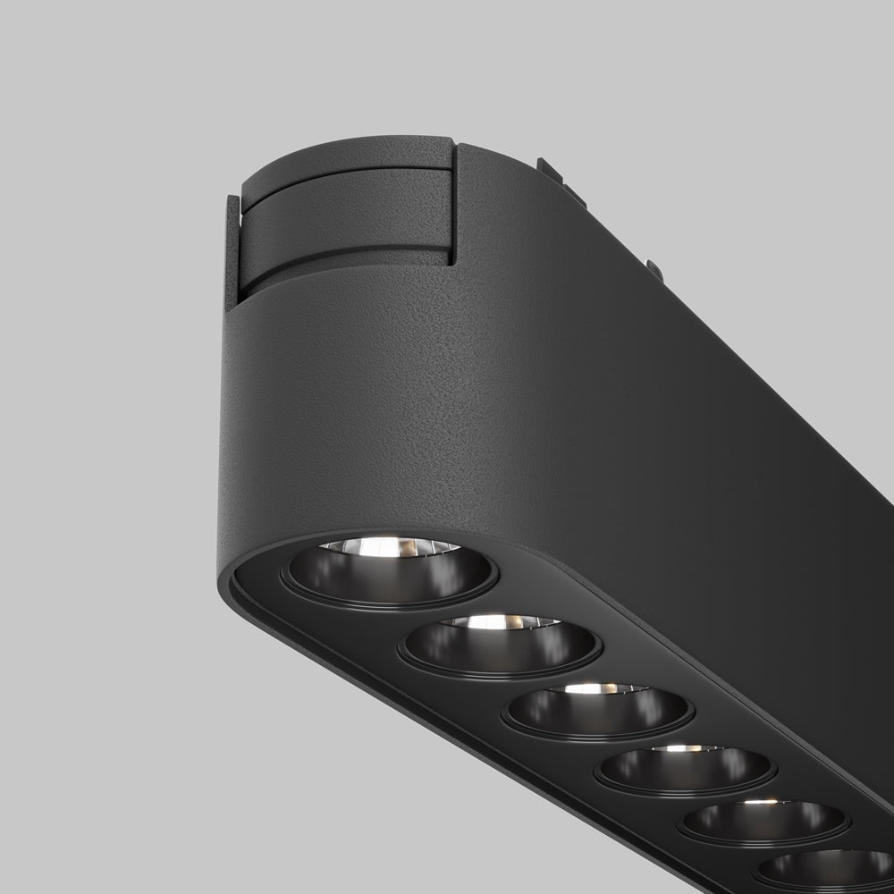 Gros plan sur la finition noire mate et les lentilles du projecteur.