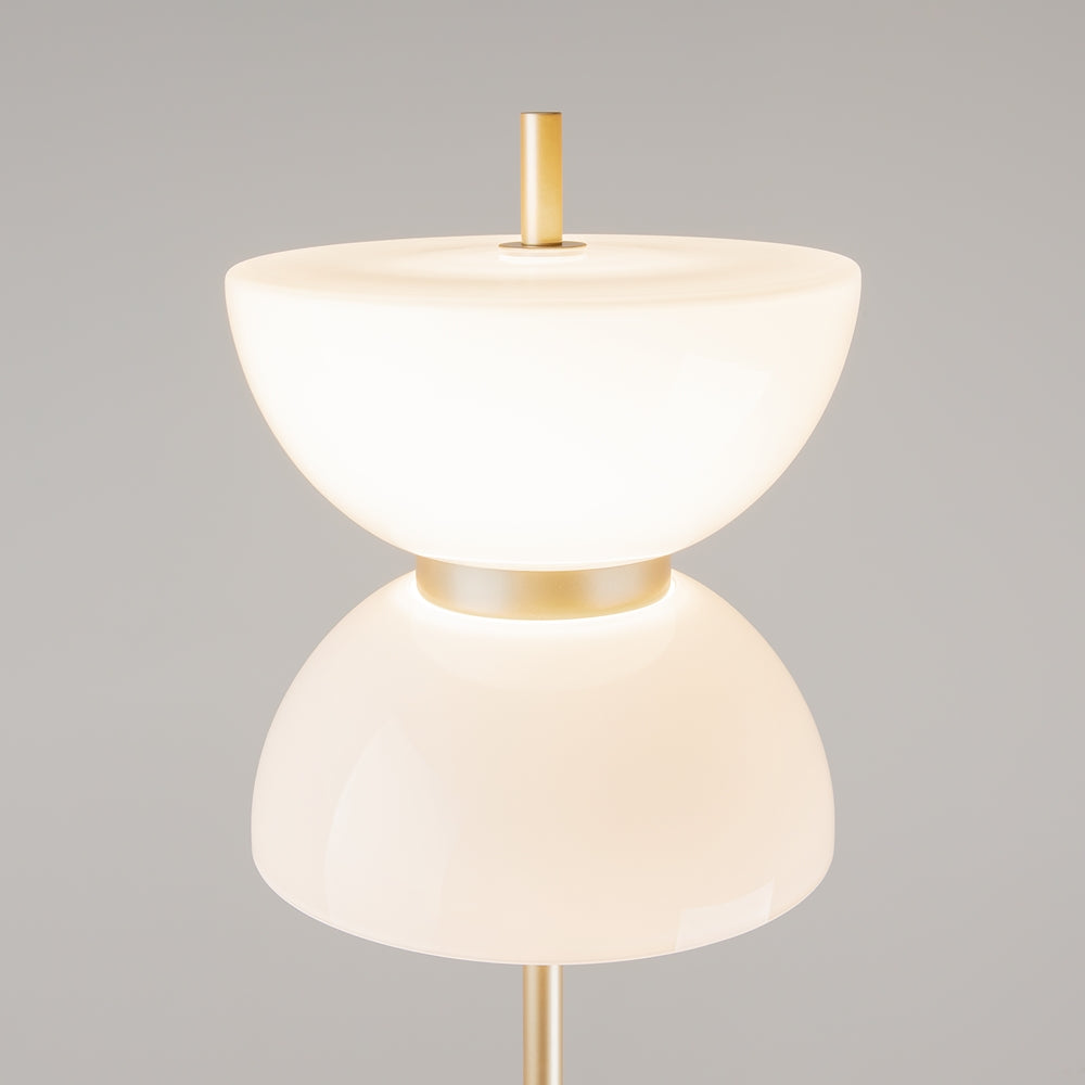 Détail du sommet : coupelle blanche, tige dorée et petit cabochon doré.