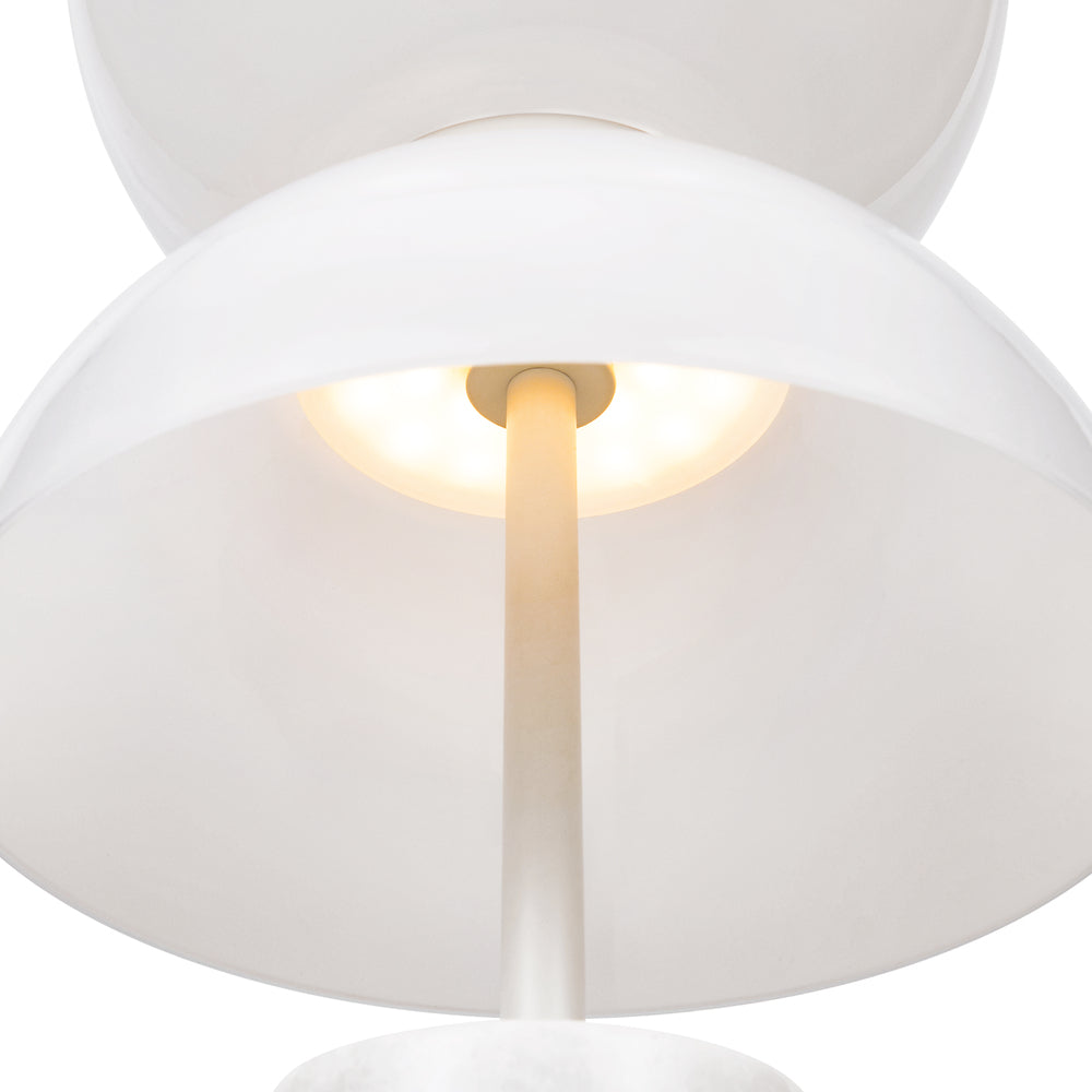 Détail rapproché du double abat-jour blanc laissant voir la lumière chaude allumée