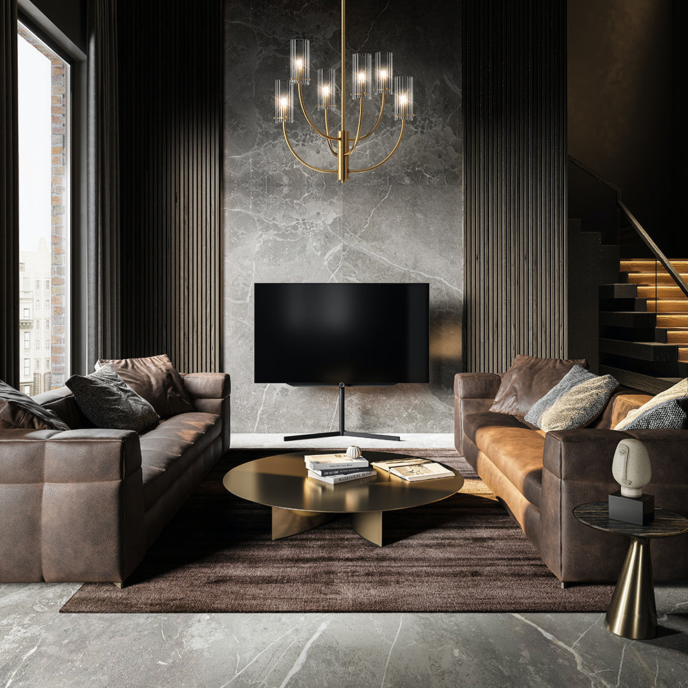 Mise en ambiance salon sombre, canapés en cuir, mur en marbre gris