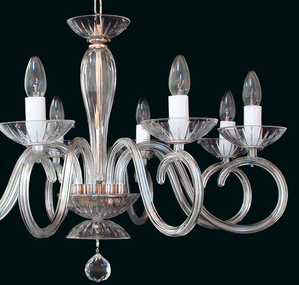 Vue rapprochée du luminaire, bras courbés, coupelles et goutte de cristal
