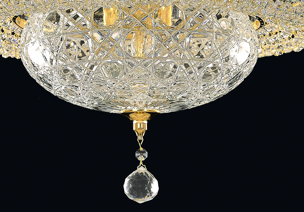 Vue rapprochée du bol inférieur en cristal et de sa pendeloque facettée