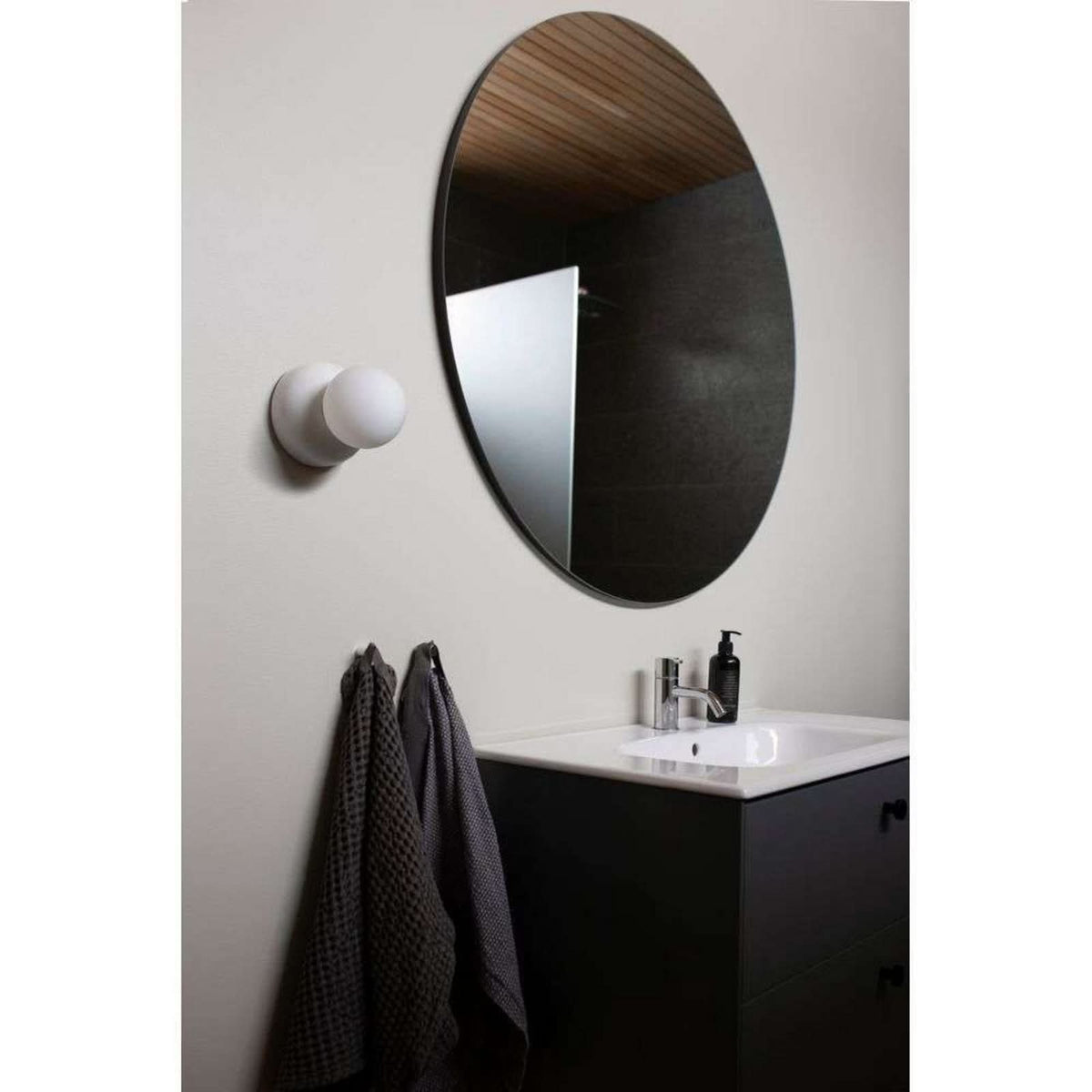 Applique murale Torrano en verre, blanc marbré et blanc, Ø 13 cm, IP44