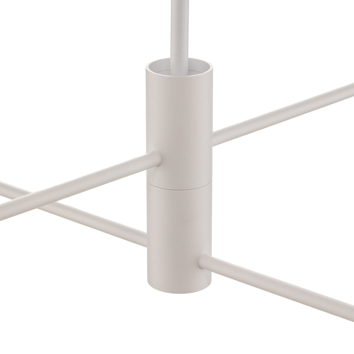 Détail du moyeu central cylindrique et des quatre bras fins en acier blanc