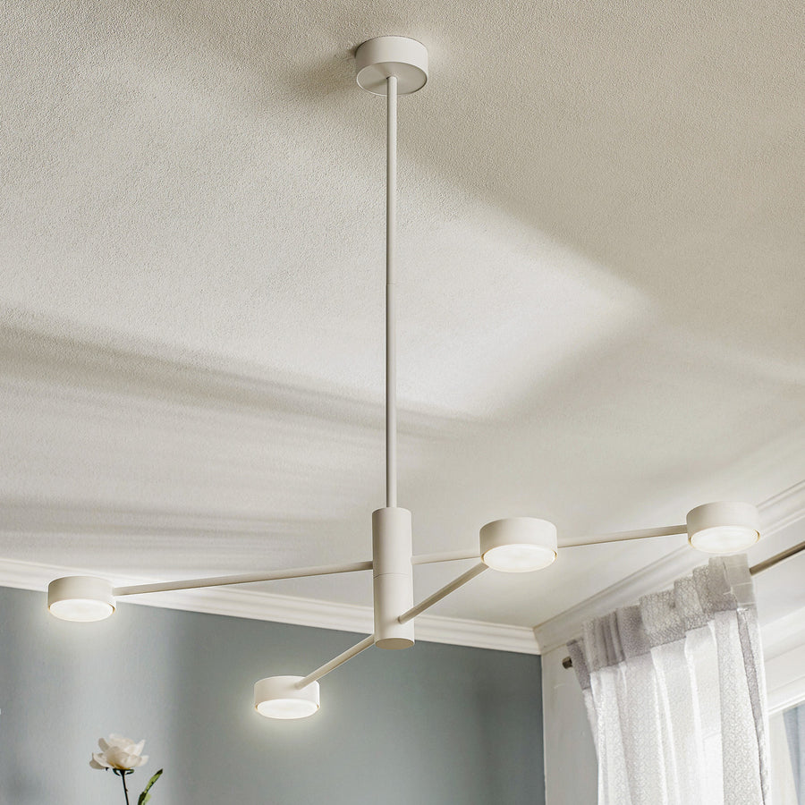 Vue en plongée du luminaire suspendu blanc allumé dans un intérieur clair