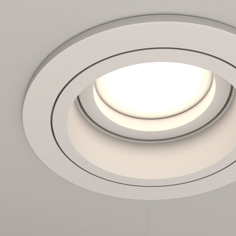 Détail rapproché du réflecteur blanc et de la source lumineuse circulaire allumée