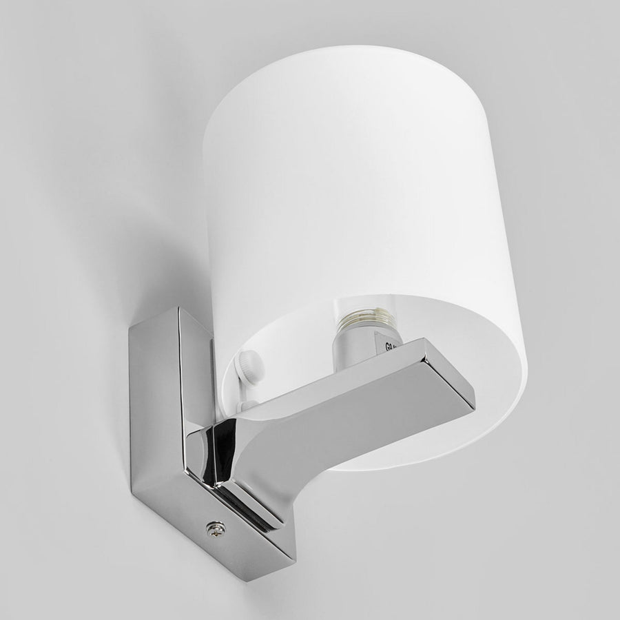 Vue en contre-plongée montrant la douille et l'intérieur de l'abat-jour cylindrique