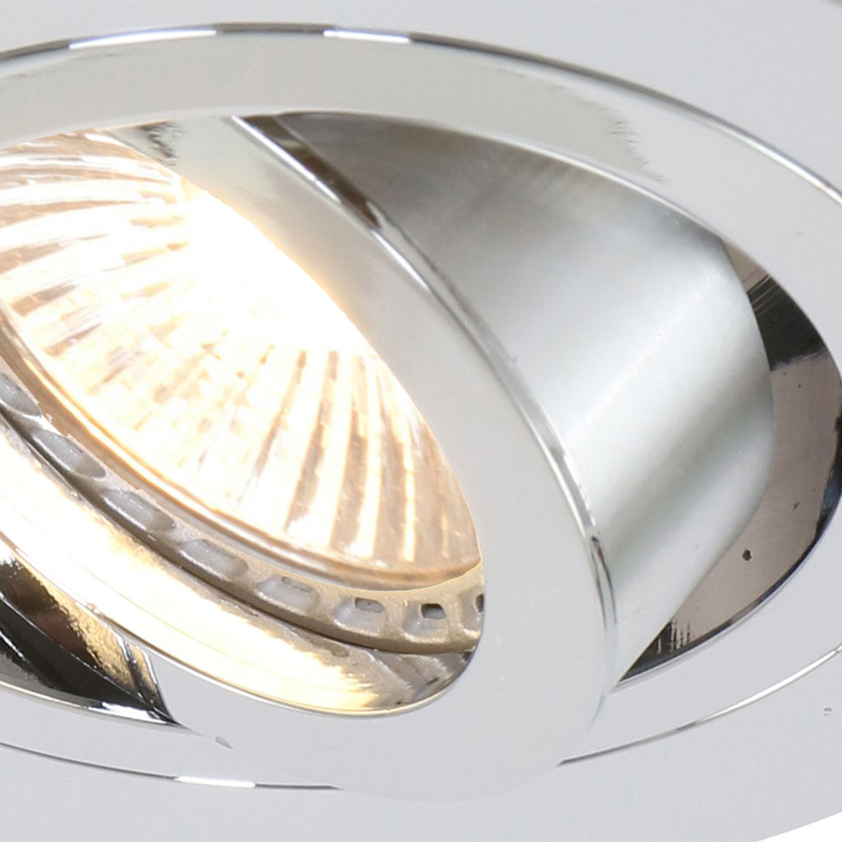 Gros plan de l'ampoule basculée avec reflets dorés sur l'anneau
