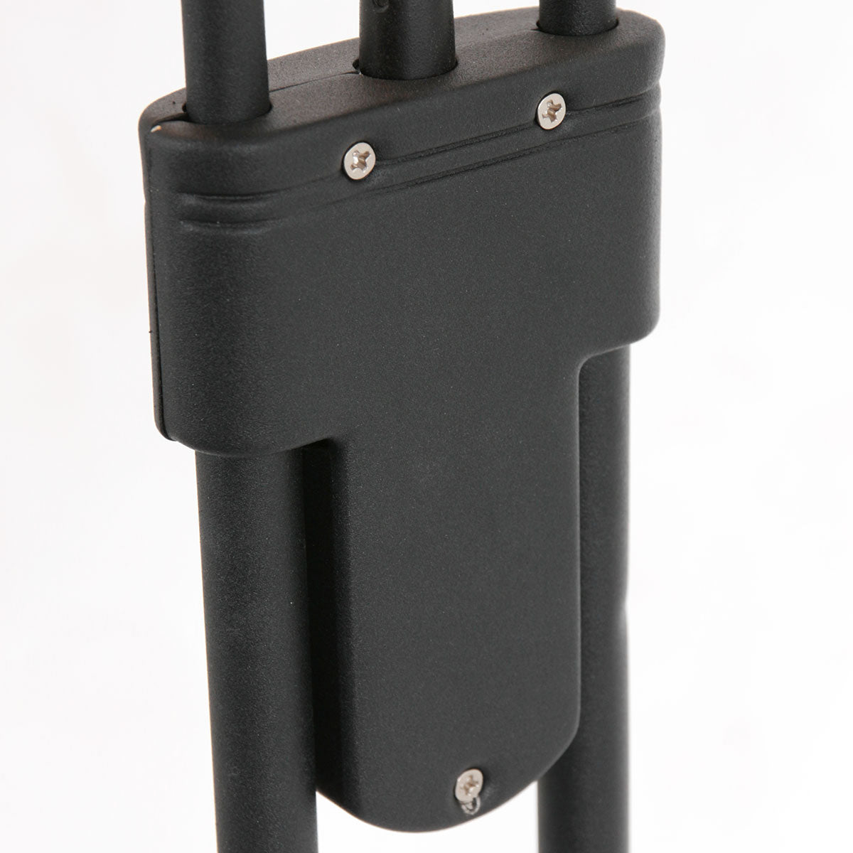 Gros plan sur le raccord central et les vis de fixation du luminaire.
