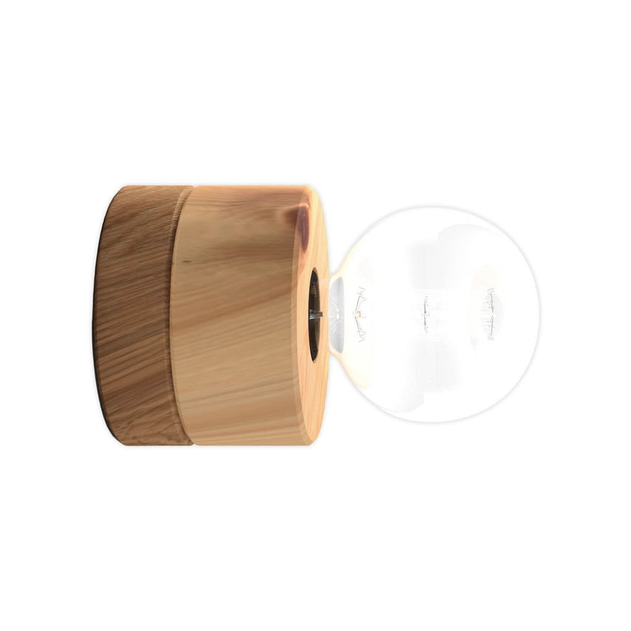 Vue de profil de l’applique en bois clair avec ampoule ronde transparente.