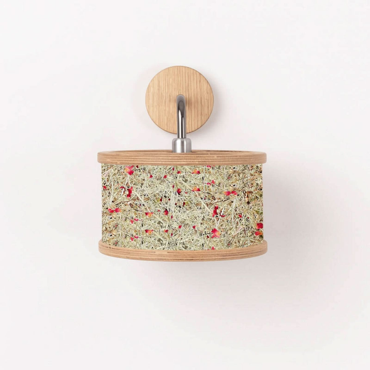 Applique murale présentée de face, abat-jour cylindrique en fibres végétales et fleurs rouges