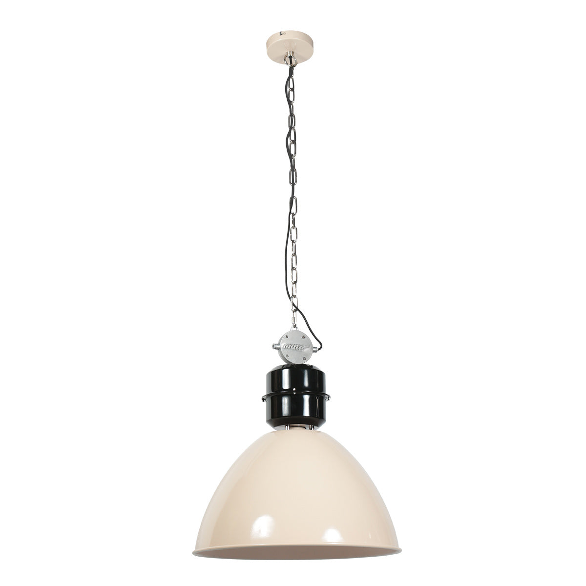 Vue entière de la suspension crème avec chaîne métallique et rosace de plafond.