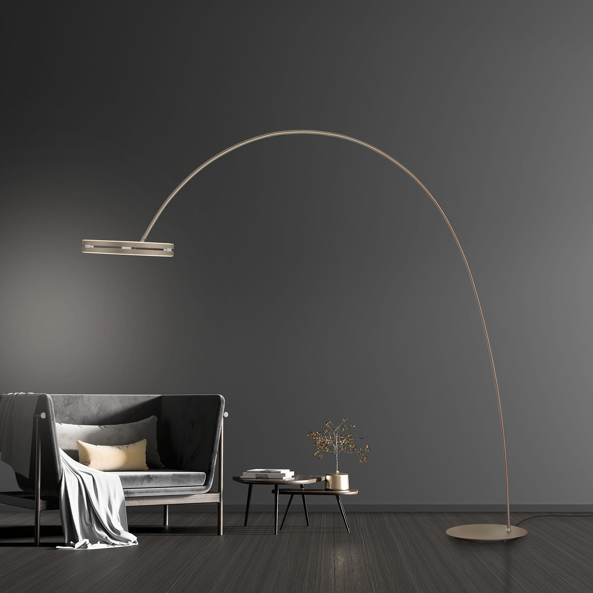 Mise en ambiance dans un salon sombre, près d'un canapé et d'une petite table.