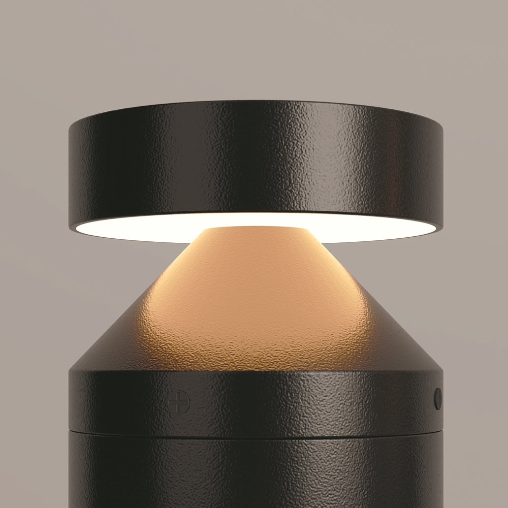 Détail du diffuseur doré et de la lumière chaude sous le capot