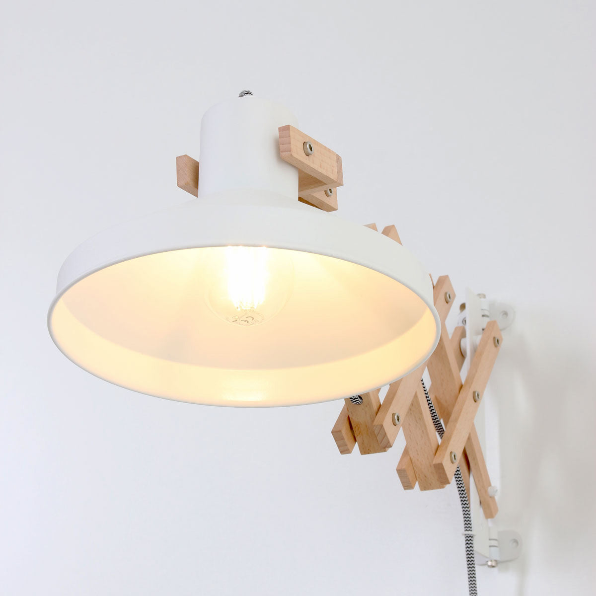 Détail de l'abat-jour blanc de la lampe de bureau bois articulée Woody, lumière chaude