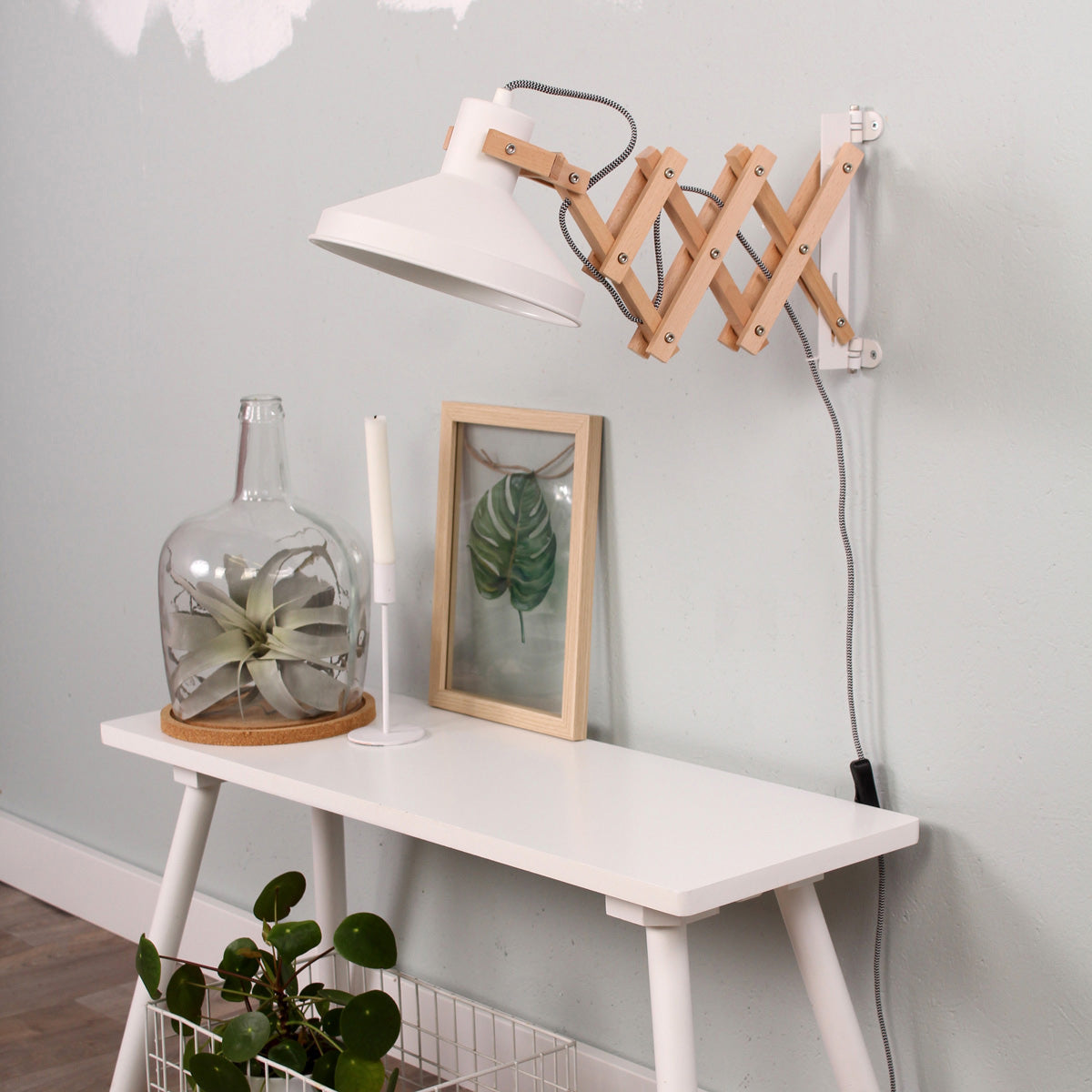 Lampe articulée en bois Woody fixée près d'une console décorée, ambiance scandinave