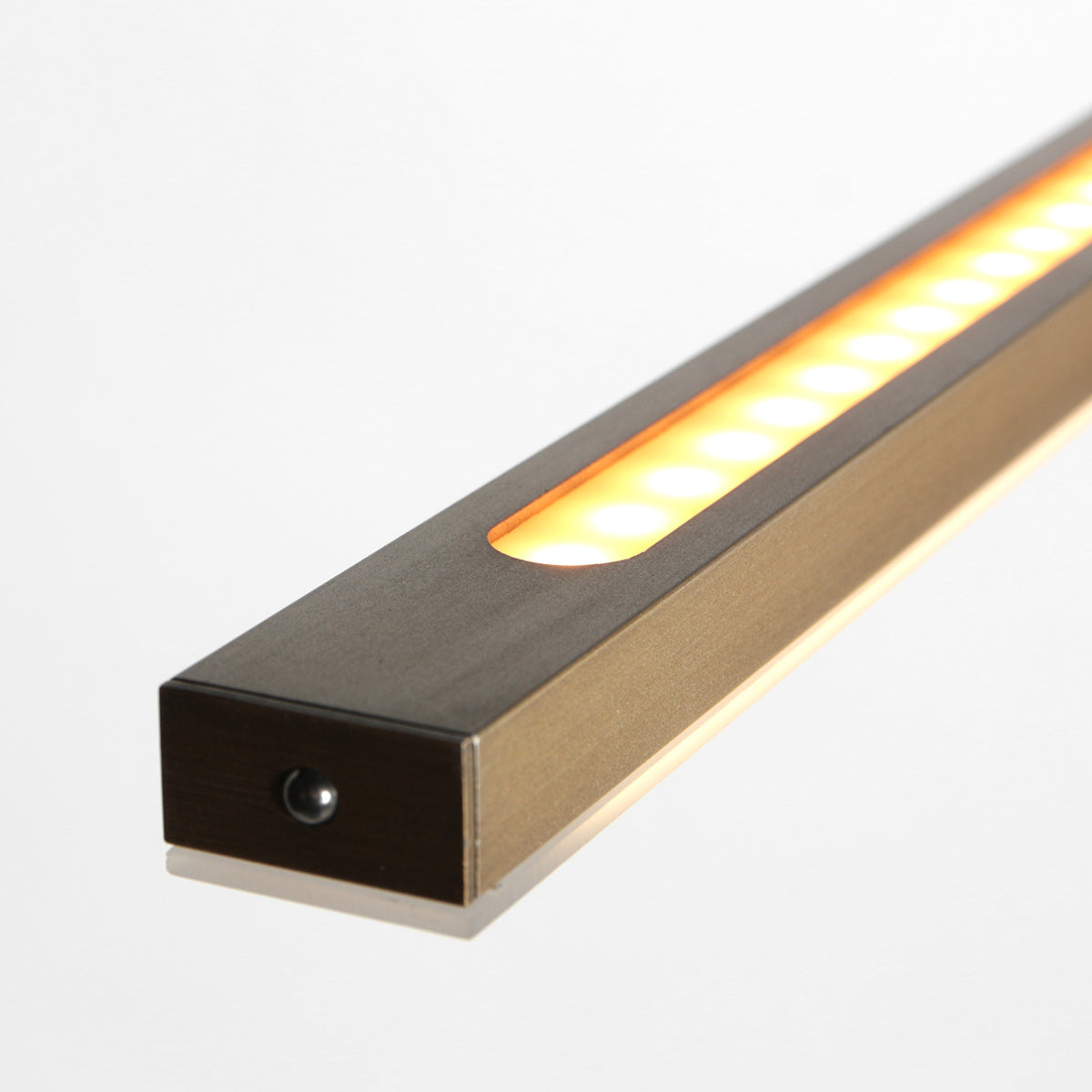 Détail du diffuseur LED doré allumé blanc chaud