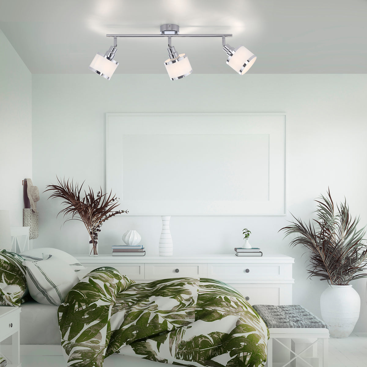 Mise en ambiance dans une chambre blanche, plafonnier allumé au-dessus du lit