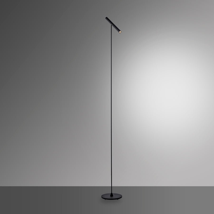 Lampadaire éclairé sur fond dégradé gris, halo lumineux projeté sur le mur