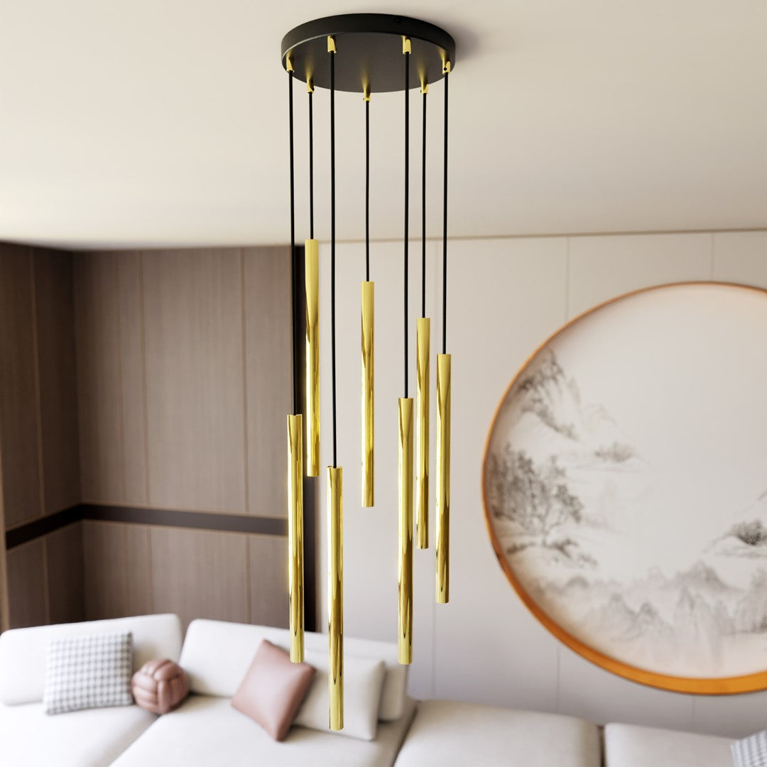 Mise en ambiance dans un salon, suspension dorée devant un panneau rond peint