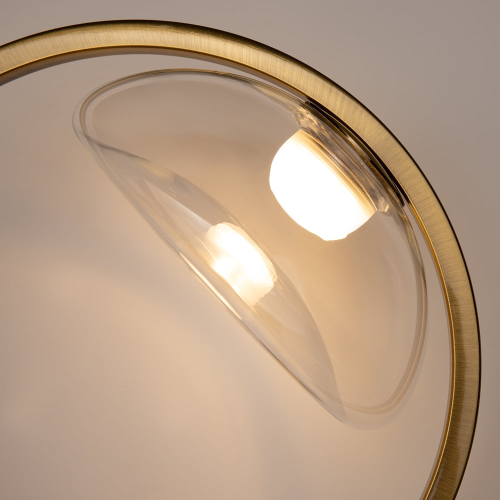 Détail rapproché de la lumière chaude dans la coupole en verre clair