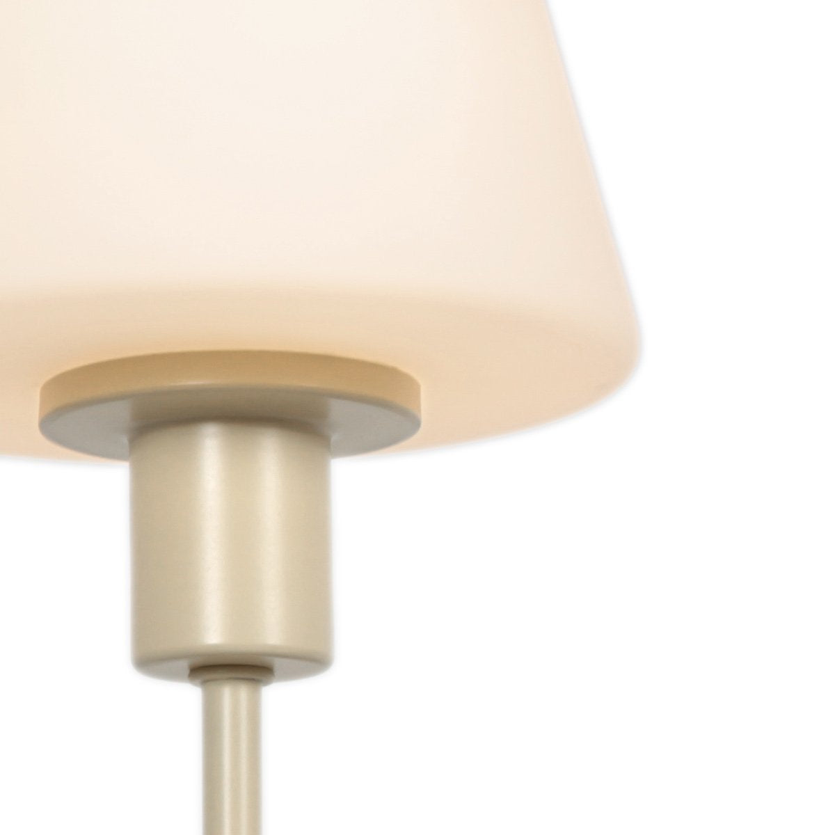Détail de l'attache entre l'abat-jour et le pied cylindrique beige de la lampe.