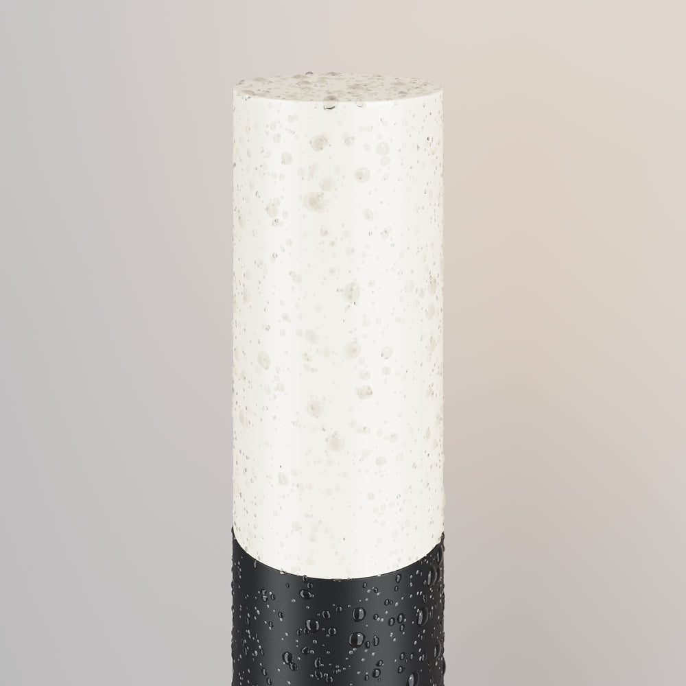 Détail du luminaire couvert de gouttelettes d'eau, test d'étanchéité extérieure
