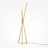 Goldene Stehlampe mit Häkeloptik