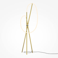 Goldene Stehlampe mit Häkeloptik