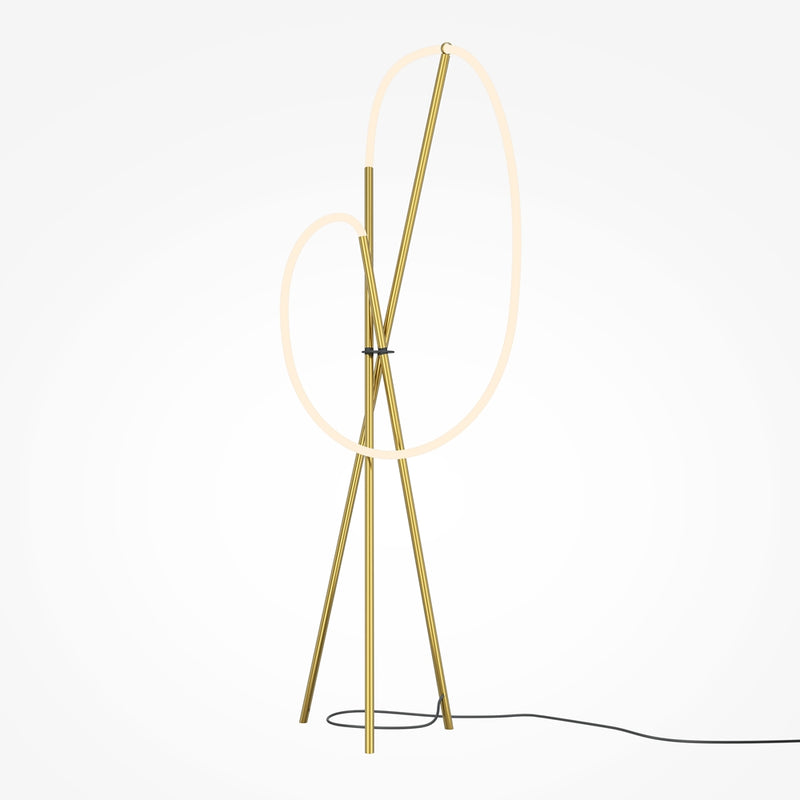 Goldene Stehlampe mit Häkeloptik