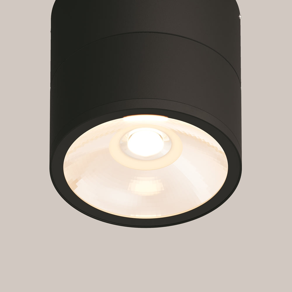 Détail du projecteur noir allumé, diffuseur blanc et collerette de fixation