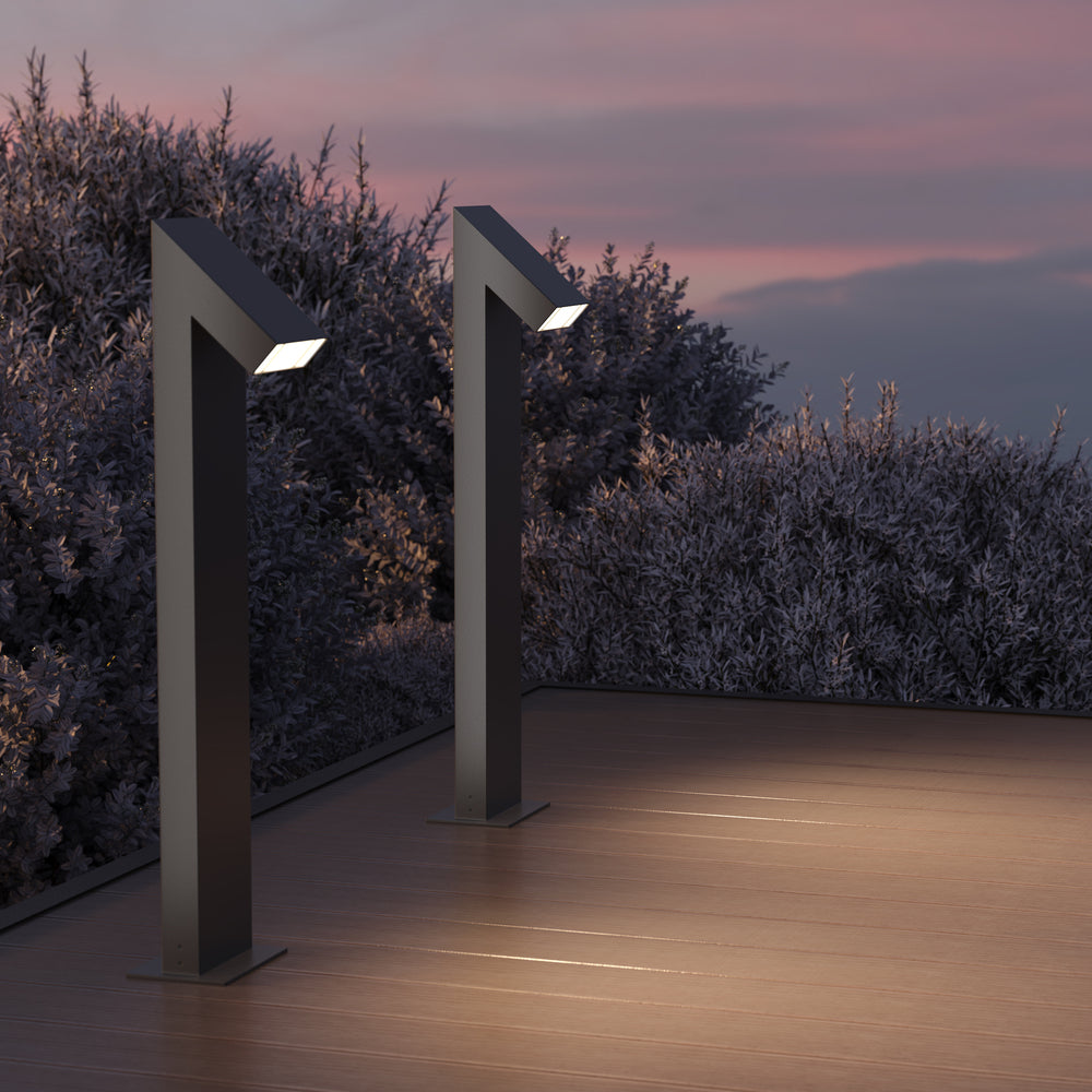 Mise en ambiance de deux bornes éclairant une terrasse en bois au crépuscule