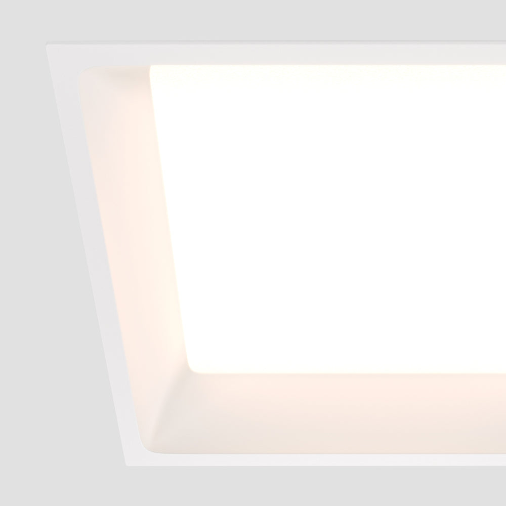 Gros plan sur l'angle du cadre blanc et du diffuseur lumineux.