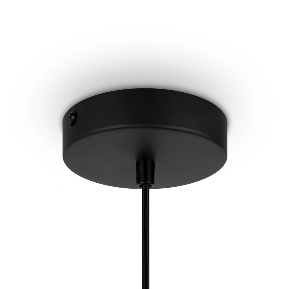 Détail de la rosace ronde noire fixée au plafond, avec câble textile gainé noir.