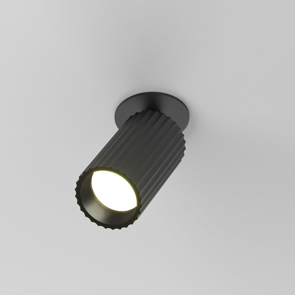 Version noire du spot plafonnier incliné, orientable, fixé sur rosace ronde