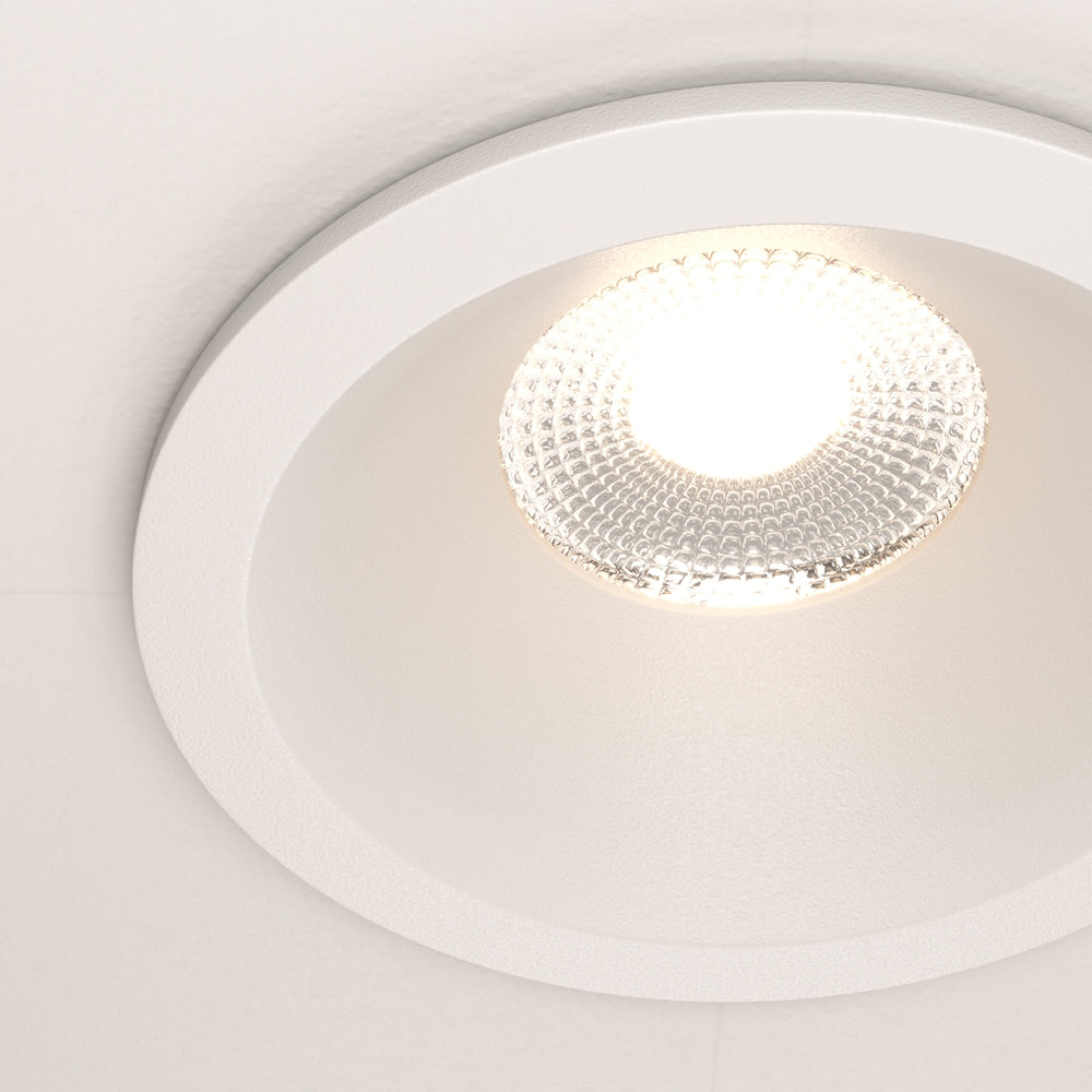 Détail rapproché du verre texturé diffusant une lumière blanche chaude